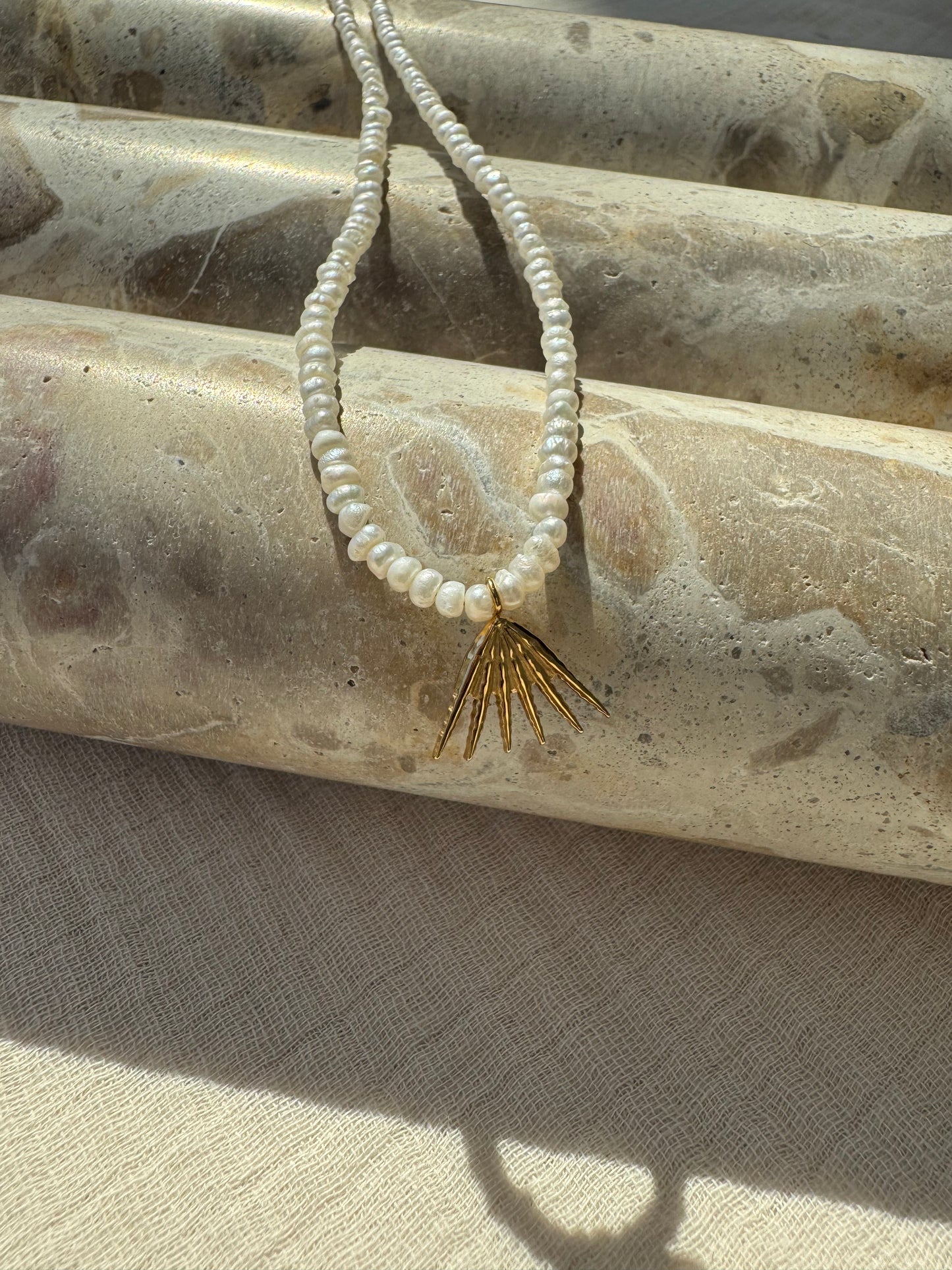 Collier à perles, BLANCA