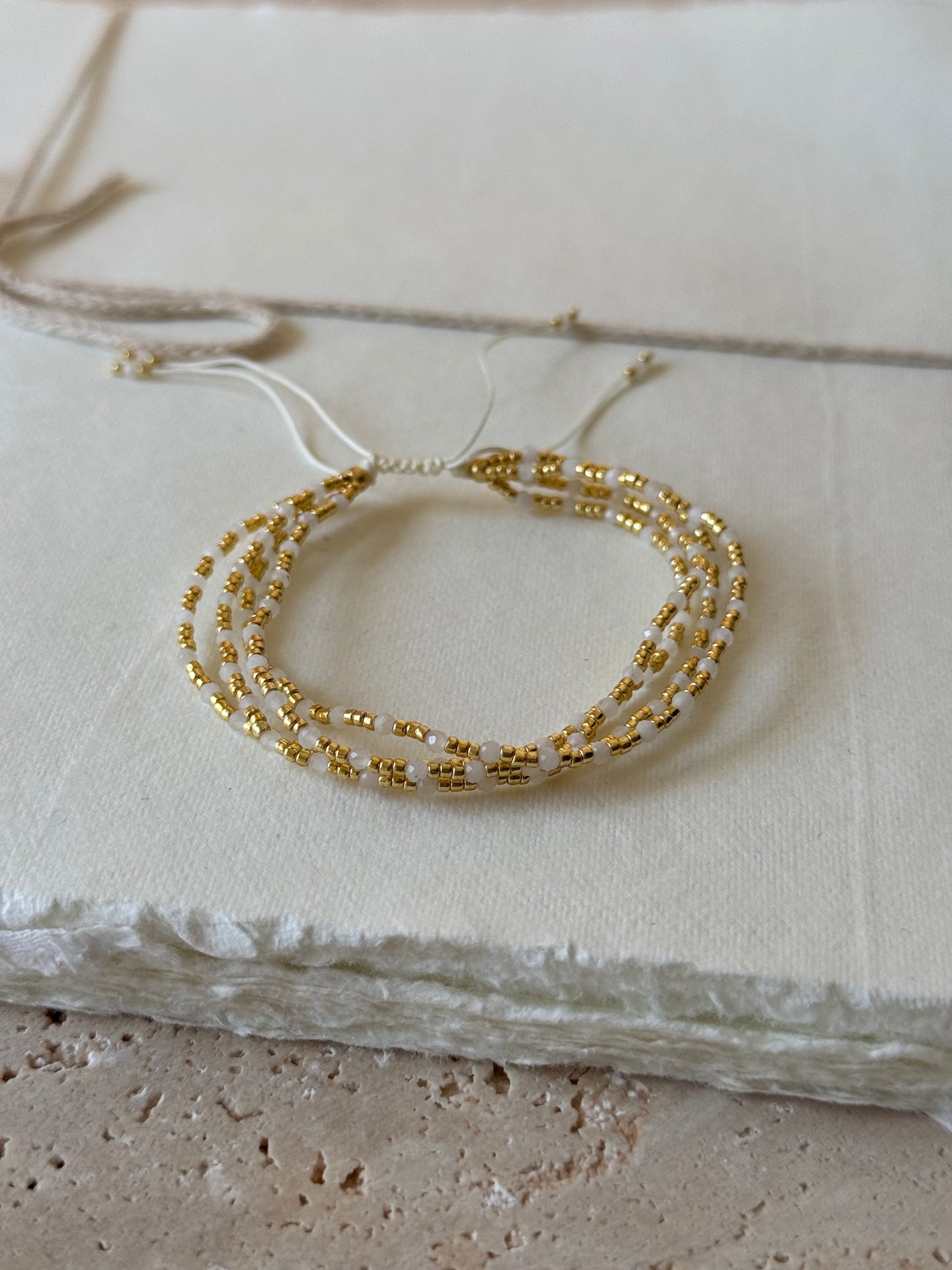 Bracelet muti-rangs, GIOU