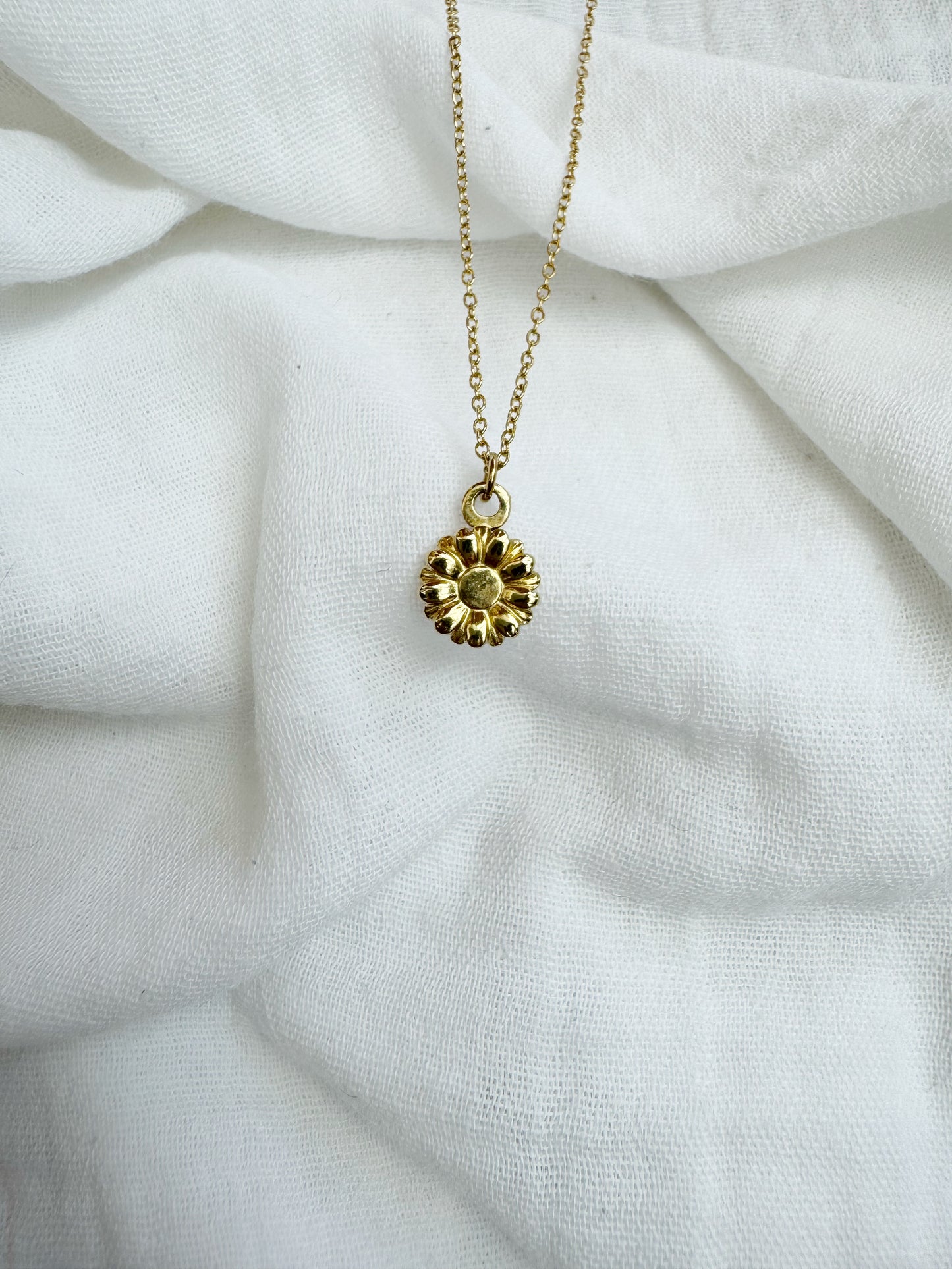 Collier fleurs, ELISA