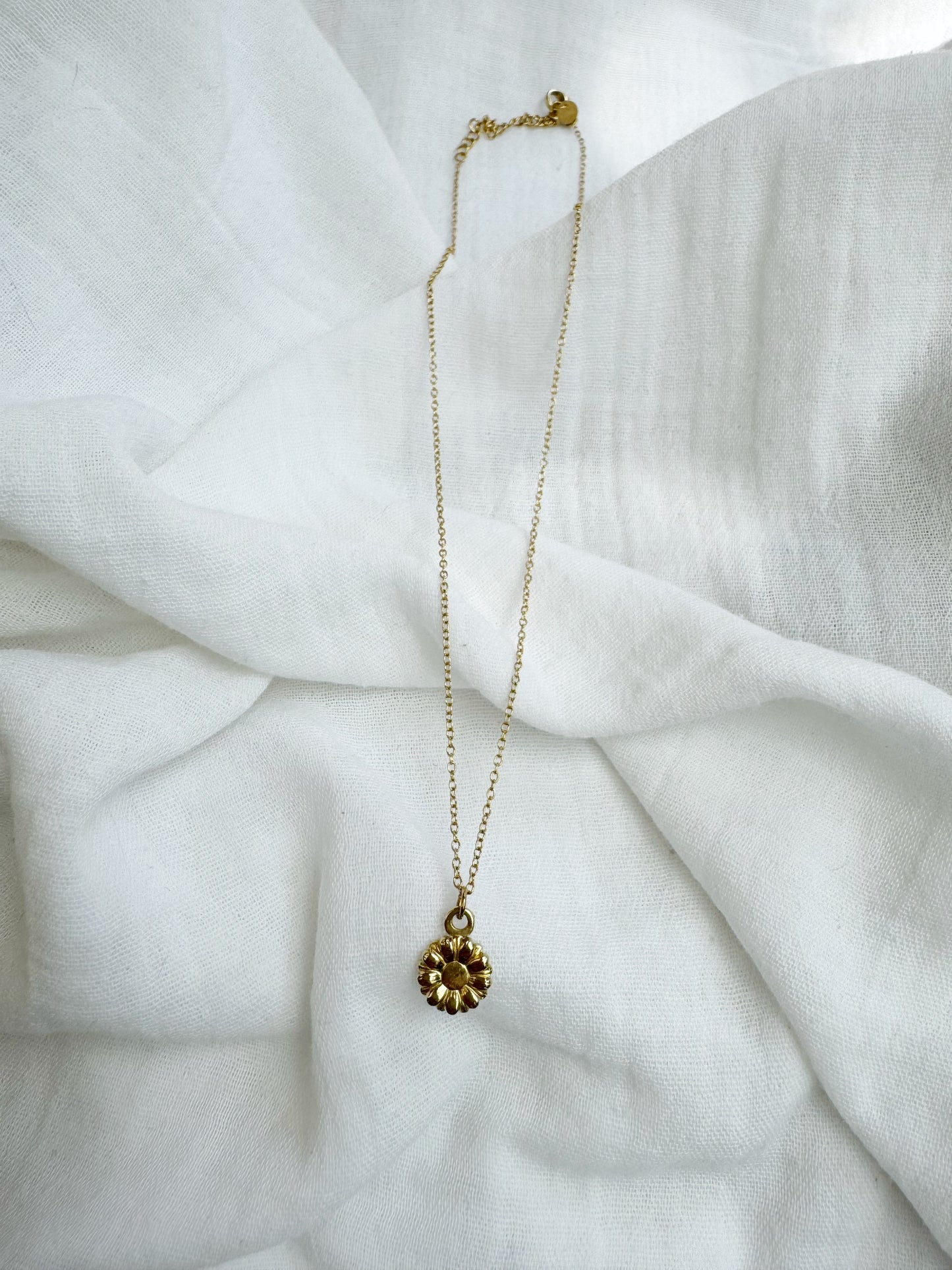 Collier fleurs, ELISA