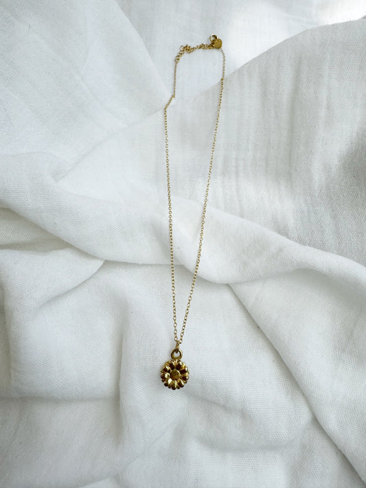 Collier fleurs, ELISA