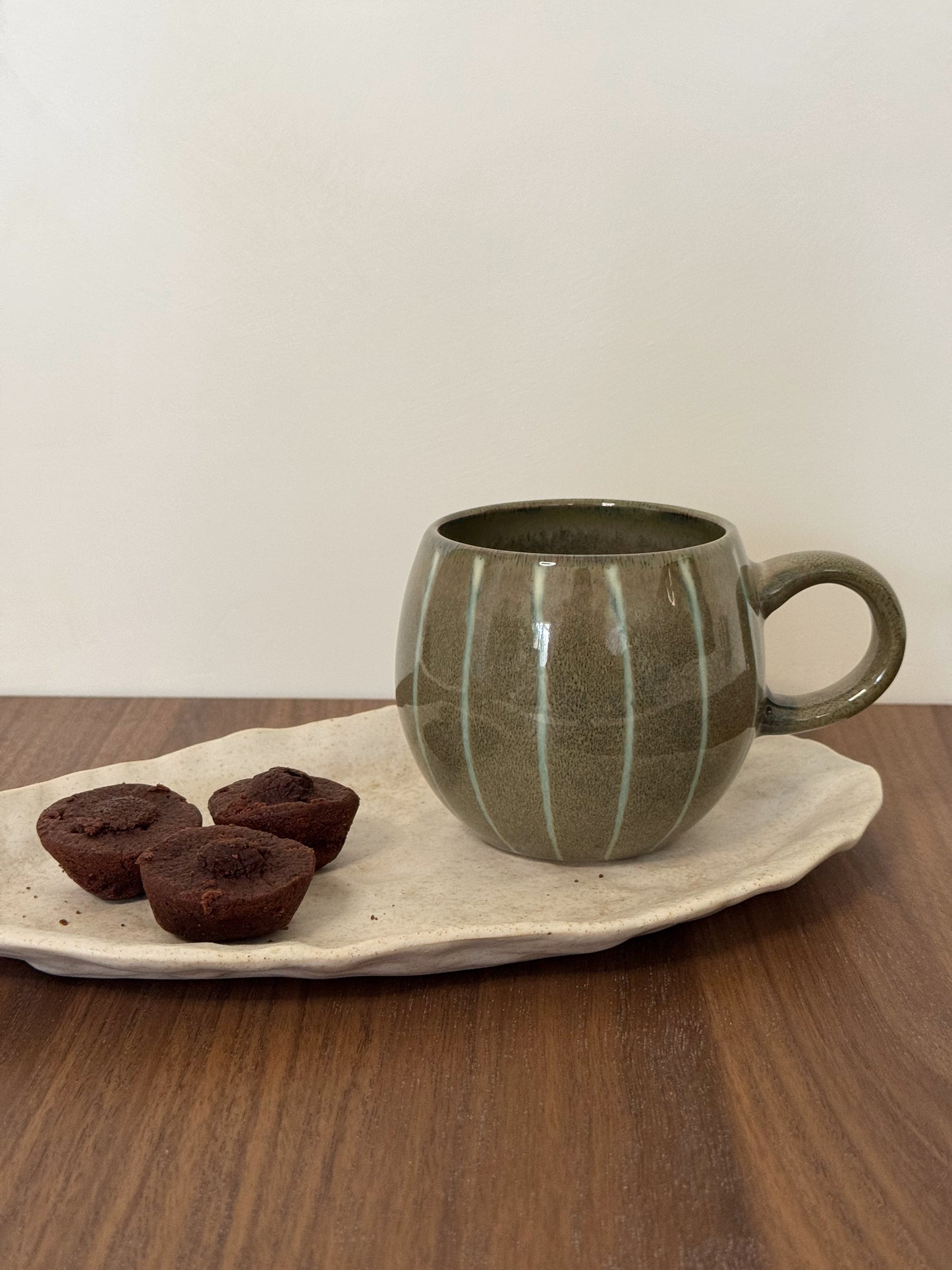 Mug rond en grès vert, RAYURES