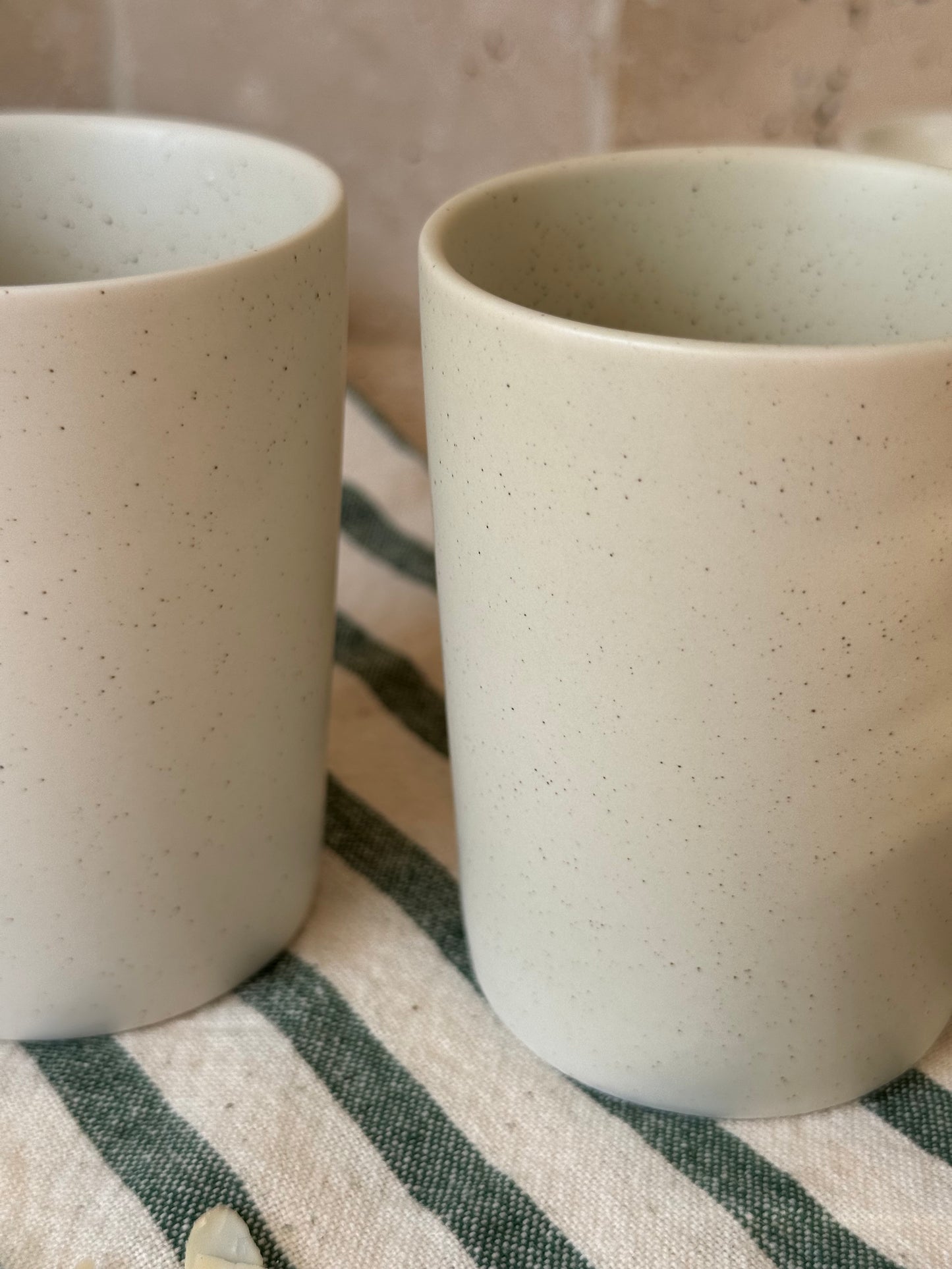 Mug en grès blanc cassé, MIRA vendu par 2
