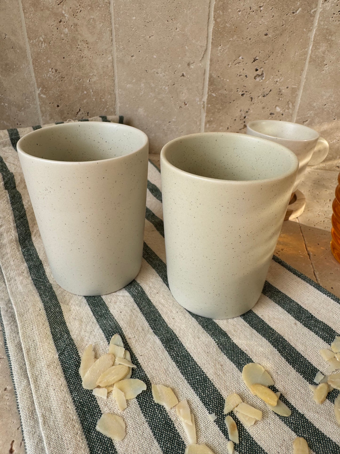 Mug en grès blanc cassé, MIRA vendu par 2
